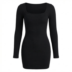 Vestido corto ajustado con mangas largas. 