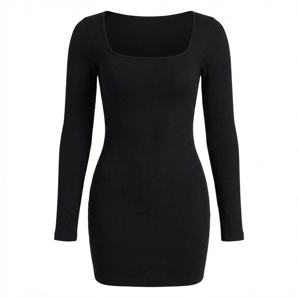 Vestido corto ajustado con mangas largas. 