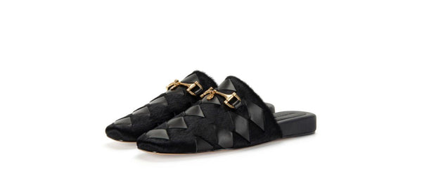 Mules "Luxury Lounge" - Terciopelo negro y detalles dorados 